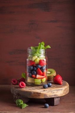 mason kavanoza çilek yaban mersini kivi elma nane içinde meyve salatası