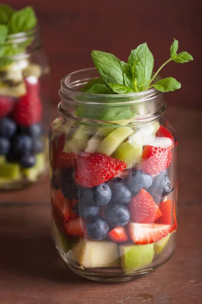 mason kavanoza çilek yaban mersini kivi elma nane içinde meyve salatası