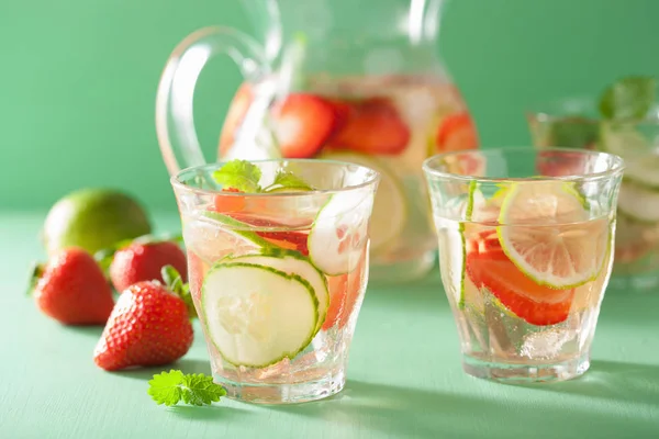 Refrescante bebida de verão com limão de pepino de morango em jarra e — Fotografia de Stock