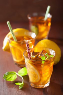 buzlu çay limon ve nane rustik koyu arka plan üzerinde