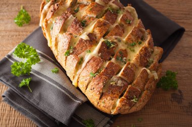 eritilmiş peynir tereyağı otlar ile parti ekmek