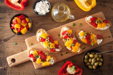 kavrulmuş peppers Keçi peynir zeytin ile İtalyan bruschetta