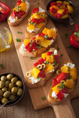kavrulmuş peppers Keçi peynir zeytin ile İtalyan bruschetta
