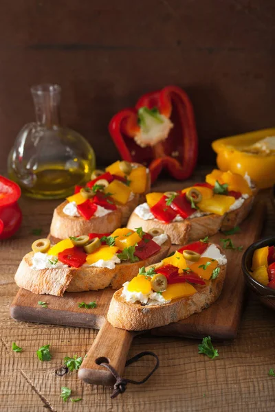 Italienische Bruschetta mit gerösteten Paprika Ziegenkäse Oliven — Stockfoto