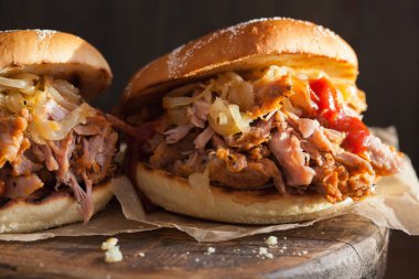 ev yapımı çekti domuz burger karamelize soğan ve Barbekü sos