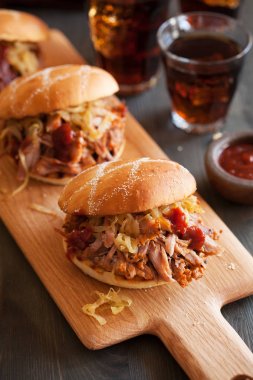 ev yapımı çekti domuz burger karamelize soğan ve Barbekü sos