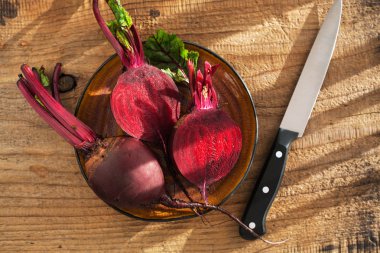 Ahşap arka plan üzerinde çiğ kırmızı pancar