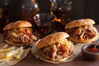 ev yapımı çekti domuz burger karamelize soğan ve Barbekü sos