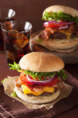 pastırma peynirli burger sığır patty, domates ve soğan ile