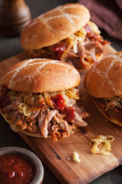 ev yapımı çekti domuz burger karamelize soğan ve Barbekü sos