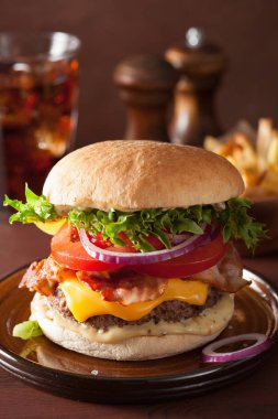 pastırma peynirli burger sığır patty, domates ve soğan ile