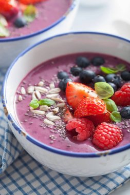 sağlıklı berry güler yüzlü kase çilek böğürtlen ahududu ile 