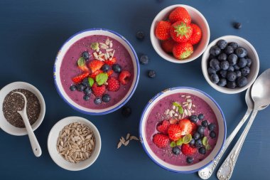 sağlıklı berry güler yüzlü kase çilek böğürtlen ahududu ile 