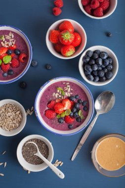 sağlıklı berry güler yüzlü kase çilek böğürtlen ahududu ile 