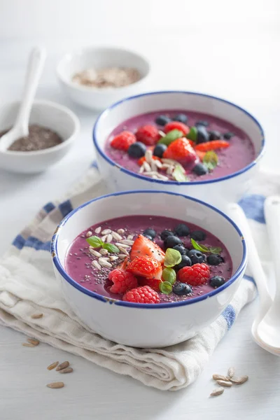 Gesunde Beeren-Smoothie-Schüssel mit Erdbeer-Himbeere — Stockfoto