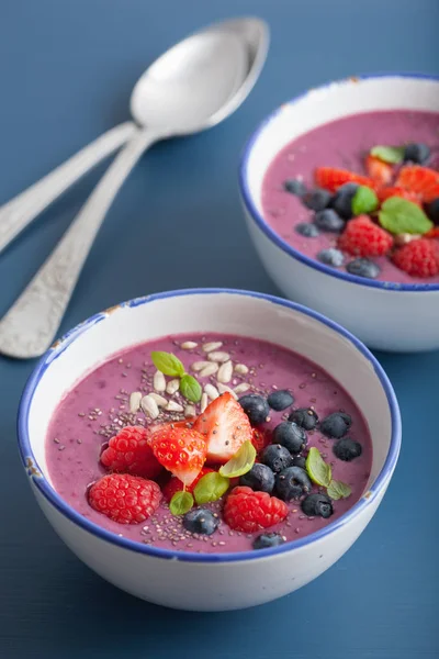 Gesunde Beeren-Smoothie-Schüssel mit Erdbeer-Himbeere — Stockfoto