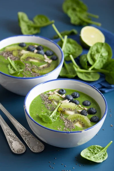 Grön smoothie bowl spenat kiwi blåbär banan med chia utsäde — Stockfoto