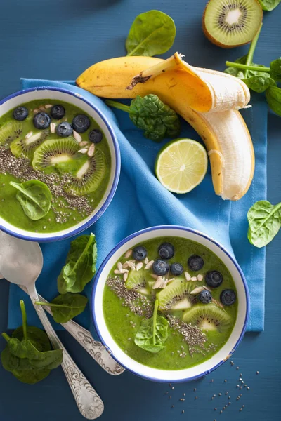 Grön smoothie bowl spenat kiwi blåbär lime banan med chia — Stockfoto