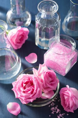 Simya ve aromaterapi gül çiçek ve kimyasal flas ile ayarla