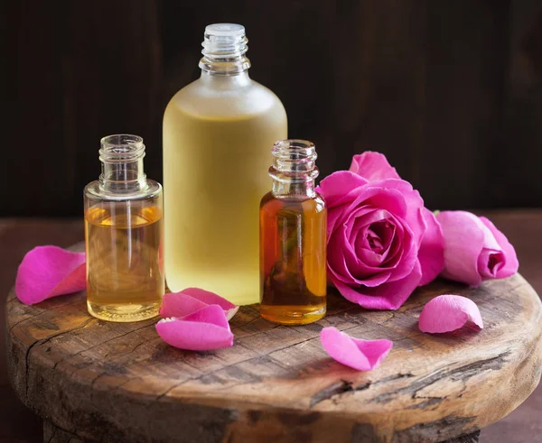 Etherische olie en roze bloemen aromatherapie spa-parfumerie — Stockfoto