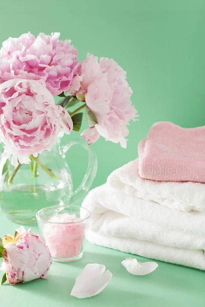 Bad- en spa met peony bloemen kruiden zout handdoeken — Stockfoto