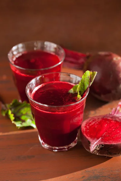 Suco de beterraba saudável fresco e vegetal — Fotografia de Stock