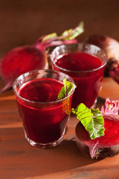 Suco de beterraba saudável fresco e vegetal — Fotografia de Stock