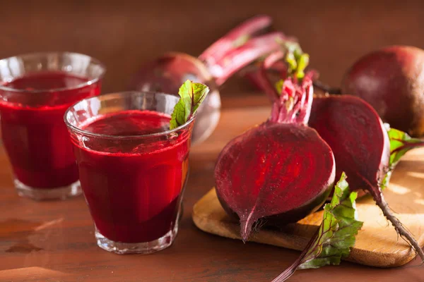 Färska friska rödbetor juice och grönsaker — Stockfoto