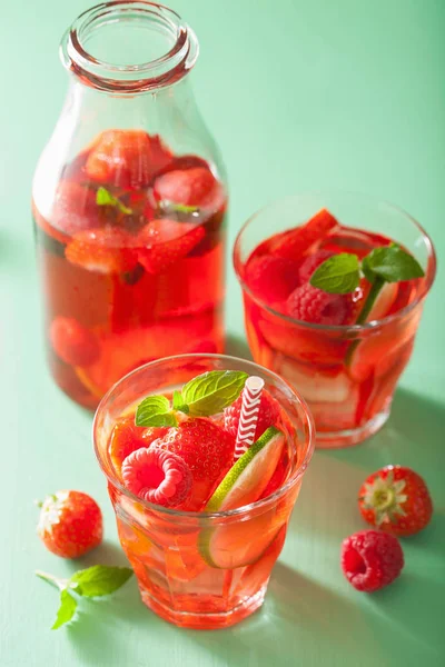 Limonada de framboesa de morango de verão com limão e hortelã — Fotografia de Stock