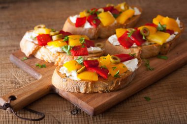 kavrulmuş peppers Keçi peynir zeytin ile İtalyan bruschetta