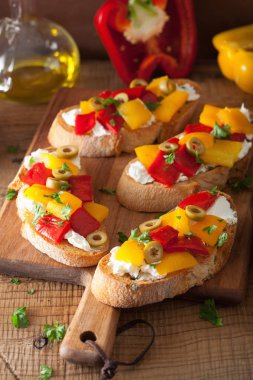kavrulmuş peppers Keçi peynir zeytin ile İtalyan bruschetta