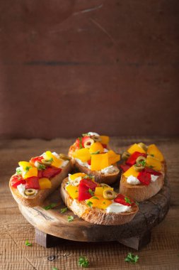 kavrulmuş peppers Keçi peynir zeytin ile İtalyan bruschetta