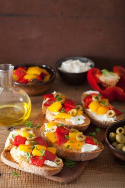 kavrulmuş peppers Keçi peynir zeytin ile İtalyan bruschetta