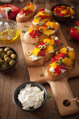 kavrulmuş peppers Keçi peynir zeytin ile İtalyan bruschetta