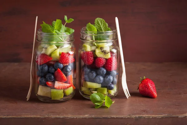 Fruit salad in mason jar strawberry blueberry kiwi apple mint — Stock Photo, Image