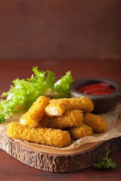 Palitos de queso mozzarella con ketchup — Foto de Stock