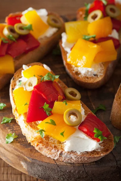 Italienische Bruschetta mit gerösteten Paprika Ziegenkäse Oliven — Stockfoto