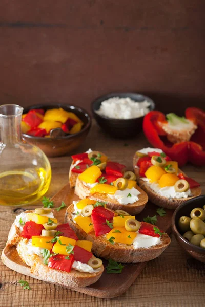 Kavrulmuş peppers Keçi peynir zeytin ile İtalyan bruschetta — Stok fotoğraf