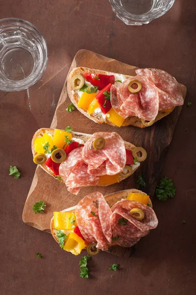 Salame bruschetta com pimentos torrados azeitonas de queijo de cabra — Fotografia de Stock