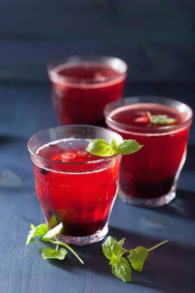 Refreshing blueberry drink with lime and mint — Stock Photo, Image