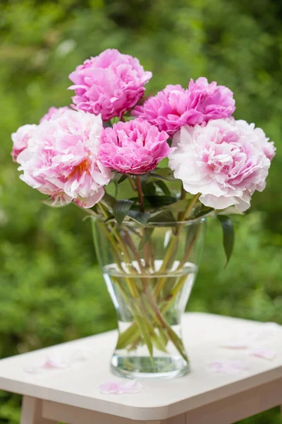 Gyönyörű rózsaszín bazsarózsa virágok csokor-kertben — Stock Fotó