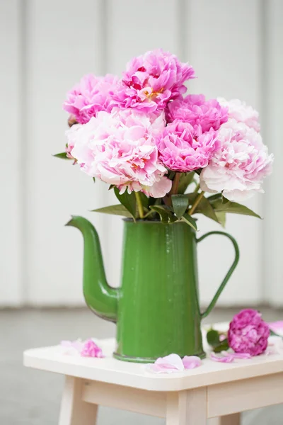 Όμορφο παιωνία ροζ μπουκέτο λουλούδια στον κήπο — Φωτογραφία Αρχείου