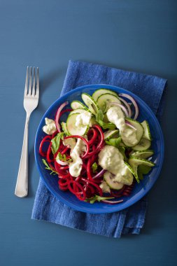 Avokado sosu, sağlık spiralized pancar ve salatalık salatası