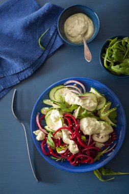Avokado sosu, sağlık spiralized pancar ve salatalık salatası