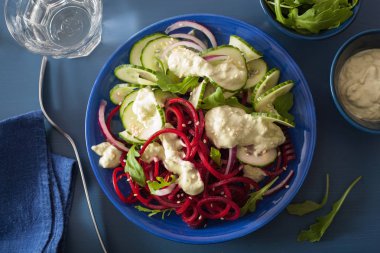 Avokado sosu, sağlık spiralized pancar ve salatalık salatası