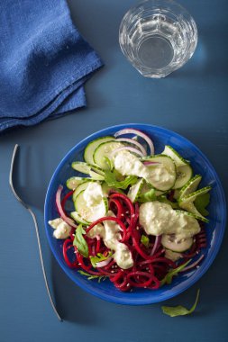 Avokado sosu, sağlık spiralized pancar ve salatalık salatası