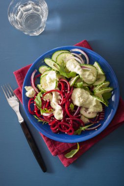 Avokado sosu, sağlık spiralized pancar ve salatalık salatası