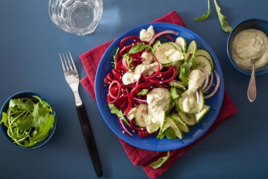 Avokado sosu, sağlık spiralized pancar ve salatalık salatası