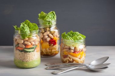 mason vejetaryen kuskus ve makarna salata sebze ile kavanozları bea