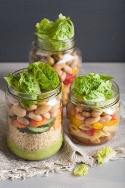 mason vejetaryen kuskus ve makarna salata sebze ile kavanozları bea